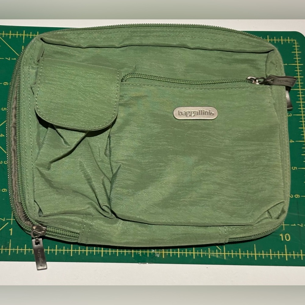 Baggallini Green crossbody bag - missing strap.